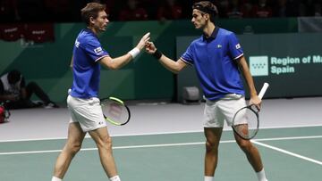 Nicolas Mahut y Pierre-Hugues Herbert, durante el partido de dobles de la eliminatoria entre Francia y Japón en las Finalde de Copa Davis 2019.