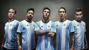 Correa, a la derecha, junto a Biglia, Lavezzi, Messi y Di María.