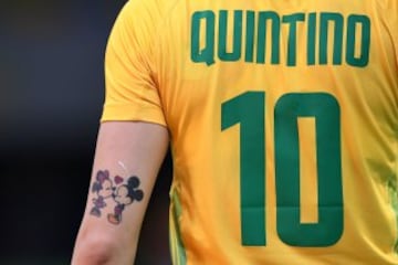 Un tatuaje de Mickey Mouse y Minnie en el brazo de la jugadora de balonmano brasileña Jessica Quintino