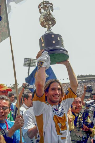 El argentino fue el líder de goleo donde Pumas quedó campeón venciendo a Guadalajara en penaltis.
En aquel certamen, el título de goleo fue dividido entre el delantero universitario y su paisano Andrés Silvera, quien entonces jugaba en Tigres.