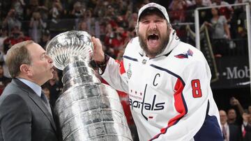 Alex Ovechkin y la Stanley Cup, borrachos por Washington