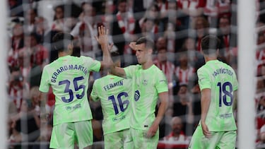 BILBAO, 25/05/2025.- El delantero del Barcelona Dani Olmo (2-d) celebra con Gerard Martín (i) tras marcar el tercer gol ante el Athletic, durante el partido de la última jornada de LaLiga de fútbol que Athletic Club y FC Barcelona han disputado este domingo en el estadio de San Mamés. EFE/Luis Tejido