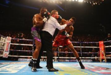 El árbitro no pudo evitar verse entre los boxeadores Anthony Joshua y Dillian Whyte durante el campeonato británico y de la Commonwealth de peso pesado en Londres.