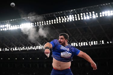 El atleta británico Scott Lincoln compite en la final de lanzamiento de peso masculino durante el Campeonato Mundial de Atletismo en Tokio.