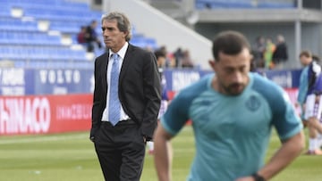 Almada, entrenador del Real Valladolid, en Huesca.