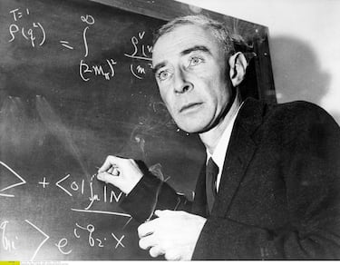 El 1 de septiembre de 1939, Oppenheimer y Hartland Snyder publicaron un artículo pionero sobre la contracción gravitacional de estrellas masivas.
Demostraron que, bajo ciertas condiciones, una estrella podía colapsar indefinidamente, anticipando la existencia de los agujeros negros. Aunque ignorado en su momento, el trabajo se considera hoy fundamental en la historia de la astrofísica.