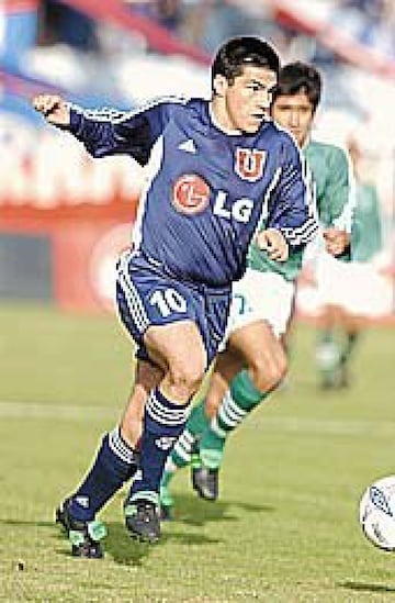 Pocos recuerdan que el 'Tobi' se retiró jugando por Universidad de Chile en 2003. Jugó 10 partidos y anotó un gol. 