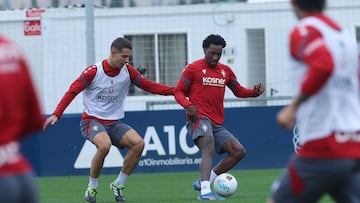 Osambela, a la izquierda de Boyomo, entrenando en Tajonar.