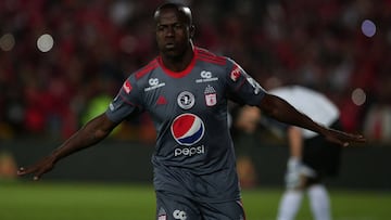 Carmelo Valencia, delantero colombiano