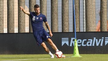 David Juncà golpea el balón durante un entrenamiento con el Celta en las instalaciones de A Madroa.