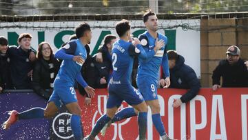 AMOREBIETA-ETXANO (VIZCAYA), 07/01/2024.- El delantero del Amorebieta Eneko Jauregi (d) celebra su gol durante el partido de dieciseisavos de final de la Copa del Rey que disputan Amorebieta y Celta de Vigo este domingo en el Campo Municipal de Urritxe (Amorebieta). EFE/ Luis Tejido