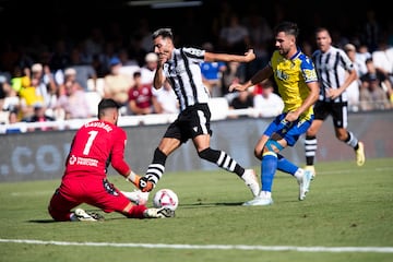 El Cartagena no termina de carburar. Ante el Cádiz volvió a caer aunque por momentos soñó con la victoria, sobre todo tras el golazo de Luis Muñoz desde fuera del área. El centrocampista marcó un soberano gol con un fuerte disparo imparable, que puso el momentáneo 1-1.