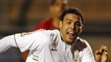 "Hablé con gente que conoce a los doctores del PSV y me dijeron que Ronaldo, como era muy delgado, recibió anabolizantes para acelerar el crecimiento de sus músculos", dice Bernardo Santi.