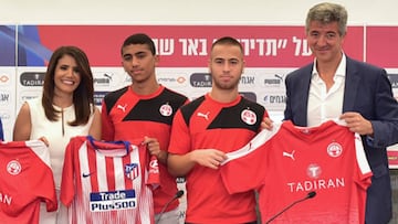 Idan Ofer, Alona Barkat y Gil Marín posan junto a dos chicos de las inferiores del Hapoel Beer Sheva, uno judío y el otro musulmán.