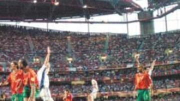 <b>GOL PARA LA HISTORIA.</b> Los jugadores griegos celebran el gol marcado por Charisteas, que acabó siendo suficiente para que Grecia derrotara a Portugal y pudiera levantar en Lisboa la primera Eurocopa de fútbol de su historia.
