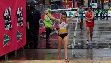 Miriam Ortíz tras cruzar la meta como ganadora por tercer año consecutivo y tras batir (38:22) su propio récord de la carrera.