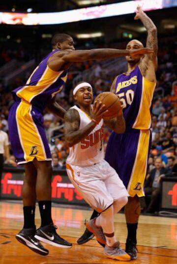 Isaiah Thomas, rodeado por Ed Davis y Robert Sacre, ms altos que l.