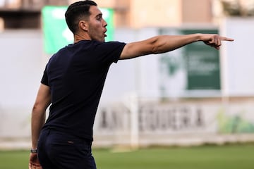 Javi Medina se?ala el camino.