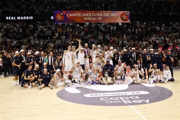 La plantilla del Real Madrid posa con el trofeo de la Copa del Rey.