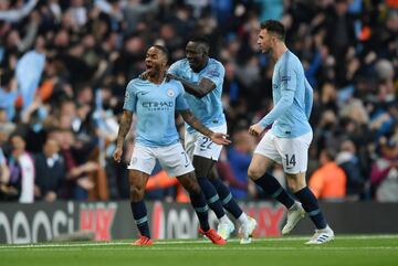 3-2. Raheem Sterling celebró el tercer gol.