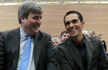 Alberto Contador junto a Miguel Cardenal, secretario de Estado para el Deporte.