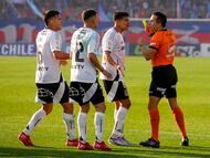 Futbol, Universidad de Chile vs Colo Colo
Fecha 7, Liga de Primera 2025
El arbitro Piero Maza muestra tarjeta amarilla a Esteban Pavez de Colo Colo durante el partido de primera division contra Universidad de Chile disputado en el estadio Nacional en Santiago, Chile.
12/07/2025
Pepe Alvujar/Photosport
Football, Universidad de Chile vs Colo Colo
7th turn, First Division League 2025
Referee Piero Maza shows a yellow card to Esteban Pavez of Colo Colo during a first division match against Universidad de Chile at the Nacional stadium in Santiago, Chile.
12/07/2025
Pepe Alvujar/Photosport