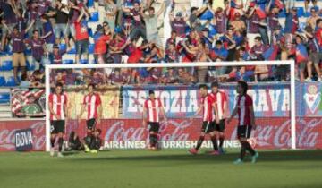 Los jugadores del Athletic tras el segundo gol del Eibar.