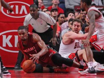 Chris Bosh y Pau Gasol en el suelo.