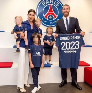 Sergio Ramos con su familia durante la presentación como nuevo jugador del PSG