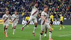 Dortmund (Germany), 21/04/2024.- Leverkusen's Josip Stanisic (R) celebrates with teammates after scoring the 1-1 equalizer during the German Bundesliga soccer match between Borussia Dortmund and Bayer 04 Leverkusen in Dortmund, Germany, 21 April 2024. (Alemania, Rusia) EFE/EPA/CHRISTOPHER NEUNDORF CONDITIONS - ATTENTION: The DFL regulations prohibit any use of photographs as image sequences and/or quasi-video.
