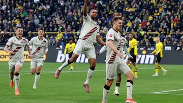 Dortmund (Germany), 21/04/2024.- Leverkusen's Josip Stanisic (R) celebrates with teammates after scoring the 1-1 equalizer during the German Bundesliga soccer match between Borussia Dortmund and Bayer 04 Leverkusen in Dortmund, Germany, 21 April 2024. (Alemania, Rusia) EFE/EPA/CHRISTOPHER NEUNDORF CONDITIONS - ATTENTION: The DFL regulations prohibit any use of photographs as image sequences and/or quasi-video.
