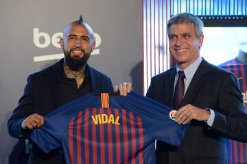 Presentación del jugador chileno, Arturo Vidal, como nuevo jugador del Fútbol Club Barcelona junto a Jordi Mestre. 