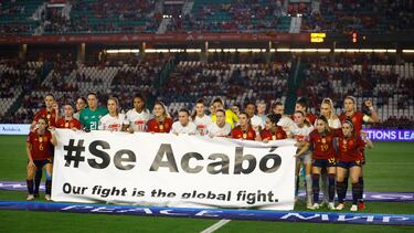 CÓRDOBA, 26/09/2023.- La capitana de la selección española y de la selección suiza posan con una pancartacon el lema 'Se Acabó' antes del encuentro de la UEFA Liga de las Naciones entre España y Suiza, este martes en el Estadio Nuevo Arcángel en Córdoba. EFE/ Salas