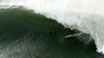 Natxo Gonzalez surfeando una ola de derechas durante la XIV edici&oacute;n del Punta Galea Challenge, &uacute;nico evento de surf de ola grandes de Europa &#039;a remo&#039;.