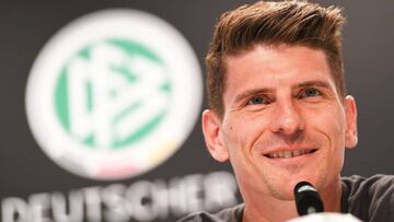 Mario Gómez durante una conferencia de prensa.