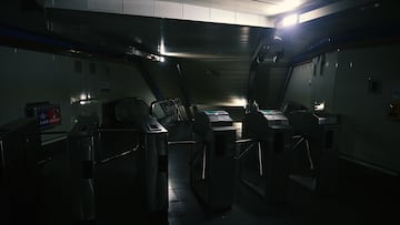 Una vista muestra una estaci¨®n de Metro a oscuras en Madrid durante un apag¨®n generalizado que afect¨® a Espa?a y Portugal
