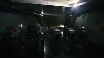 Una vista muestra una estación de Metro a oscuras en Madrid durante un apagón generalizado que afectó a España y Portugal