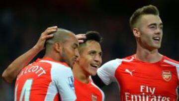 Alexis S&aacute;nchez felicitado por Walcott y Chambers.