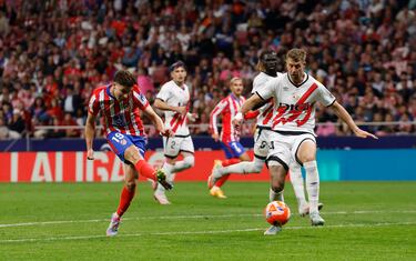 Apareció Griezmann para filtrar un perfecto pase y dejar en el mano a mano a Julián Álvarez, que definió a la perfección con un disparo ajustado al palo.