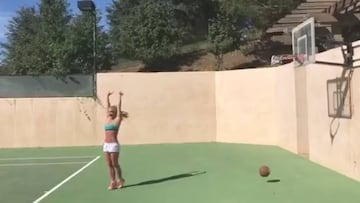 Así juega Britney Spears al baloncesto