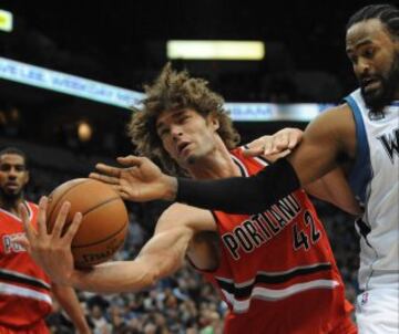 Duelo de pívots: Robin Lopez (42Portland Trail Blazers) y  Ronny Turiaf (Minnesota Timberwolves).