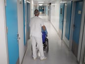 Un pasillo del Hospital Ramón y Cajal, a 4 de enero de 2024, en Madrid (España). En la última semana del año 2023 y la primera del 2024 se han disparado en España los casos de gripe y de Covid, coincidiendo con el virus respiratorio sincital (VRS), causante de la bronquiolitis. La tasa de incidencia de enfermedades respiratorias agudas en España en Atención Primaria se sitúa en 908,6 casos por 100.000 habitantes, lo que supone un aumento del 12,7% con respecto a la semana anterior, cuando la cifra fue de 806 casos. La positividad de la gripe ha aumentado del 20% al 25% esta semana con respecto a la anterior, y lo mismo ha ocurrido con el Covid cuya incidencia ha pasado del 12% al 13%. Mientras, se ha mantenido estable en el caso del virus respiratorio sincital (VRS), con un 14,2% frente al 15,1% en la semana previa.
04 ENERO 2024;HOSPITAL;VIRUS;RESPIRATORIOS;GRIPE;COVID;ENFERMEDAD;SALUD;RECURSOS;SANIDAD
Alejandro Martínez Vélez / Europa Press
04/01/2024