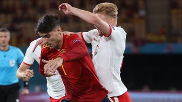 GRAF4072. SEVILLA (ESPAÑA), 19/06/2021.- El delantero de la selección española Álvaro Morata protege el balón durante el encuentro del grupo E de la Eurocopa 2020 entre España y Polonia, este sábado en el estadio de La Cartuja, en Sevilla. EFE/Kiko Huesca