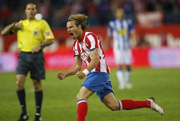 El uruguayo marcó 32 goles en 33 partidos en la temporada 2008-09. Forlán ganó la Bota de Oro, el único galardón de este tipo que logró un jugador del Atlético. Vistió cinco temporadas la camiseta rojiblanca y disputó 198 partidos. Conquistó una Europa League y una Supercopa de Europa. Un delantero que hizo historia.