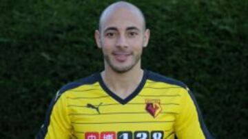 El ex jugador del Málaga Nordin Amrabat posa con la camiseta de su nuevo equipo, el Watford F.C.