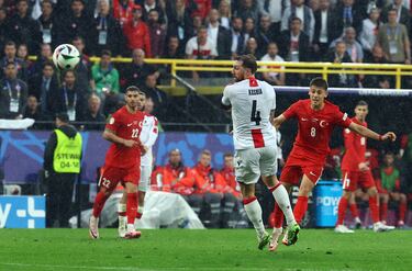 2-1, minuto 66. Arda Güler se acomoda el balón a su pierna izquierda en la frontal del área y suelta un cañonazo a la escuadra derecha del portero de Georgia, Giorgi Mamadarshvili.