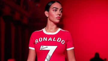 Georgina Rodríguez desfila en París con un vestido de Cristiano Ronaldo