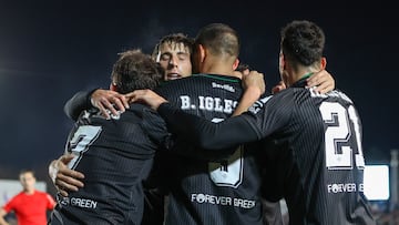 VILLANUEVA DE LA SERENA (BADAJOZ), 06/12/2023.- El extremo del Real Betis Borja Iglesias (c) celebra con sus compañeros tras adelantar a su equipo en el 1-2 durante un encuentro correspondiente a la segunda ronda de la Copa del Rey entre el CF Villanovensa y el Real Betis en el estadio Estadio Romero Cuerda en Villanueva de la Serena (Badajoz) . EFE/ Jero Morales
