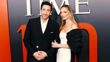 Adrien Brody y Georgina Chapman posan en la alfombra roja de la gala TIME100 celebrada en la ciudad de Nueva York.