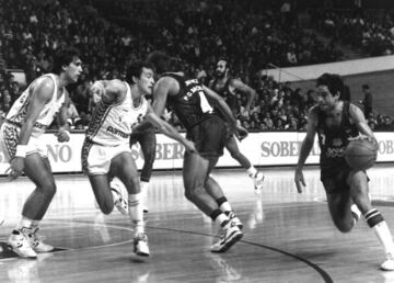 En la Copa del Rey de Valladolid (diciembre de 1987) había un claro favorito: un Madrid liderado por Fernando Martín y Brad Branson, que llevaba 37 victorias consecutivas y no había perdido todavía esa temporada. En cambio, el Barça estaba señalado, muchos pensaban que era un equipo ya desgastado y su inicio no había sido precisamente bueno: era séptimo con un balance de 7 victorias y 6 derrotas. Con 81-83 en el marcador a favor del Madrid, los de Aíto tenían la última bola. Necesitaban un triple y el balón iba a ser para Chicho Sibilio, que aquel día llevaba 4/6 desde la línea de 6,25. Pero el Madrid le hizo un dos contra uno y Chicho le pasó la bola a Solozábal, que estaba solo. Triple y título para un Barça que también ganaría la Liga aquel año.